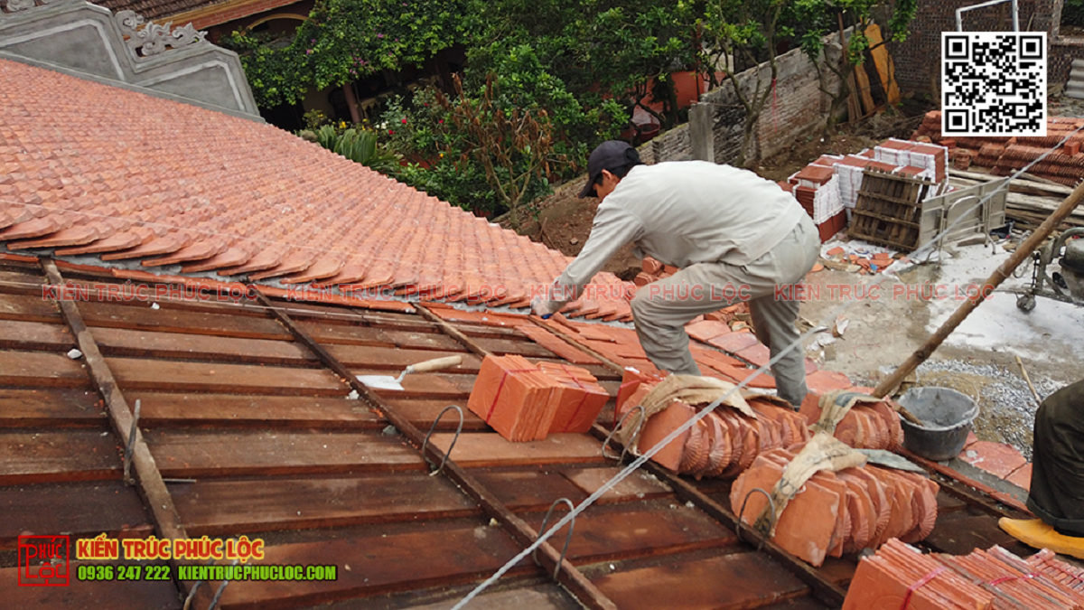 Mái nhà gỗ được lợp ngói ta nung thủ công bền đẹp