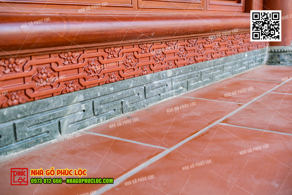 Len đá được ốp ở chân cửa nhà gỗ