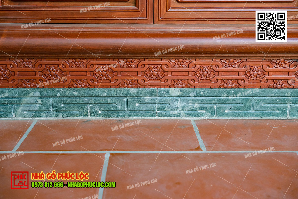 Hoa văn chạm khắc trên len đá chân cửa